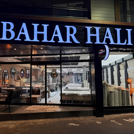 Bahar Halı mağazasının aydınlatmalı vitrini